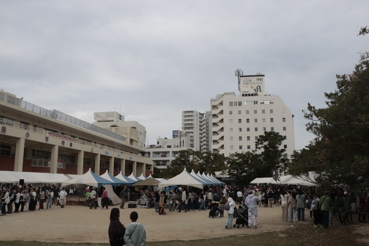 第47回 壺屋陶器まつりの会場となる那覇市立壺屋小学校の様子